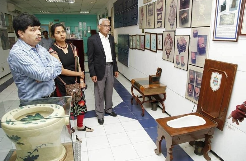 экспонаты индийского музея туалетов